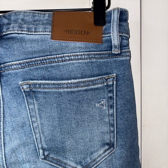 Hidden Jeans Women’s Size 27 Medium Wash Frayed Hem Crop - Picture 3 of 5